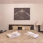 Modern Steps From Afi Mall Perfect For Couples By Mm Host *