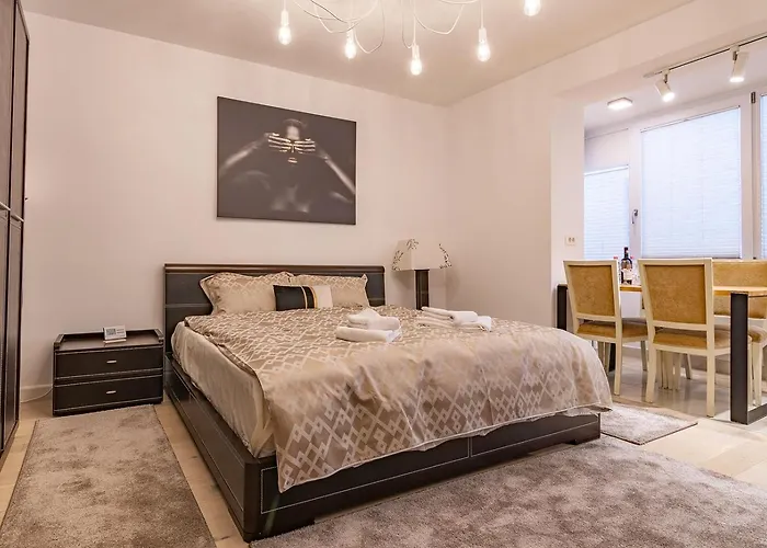 Modern Steps From Afi Mall Perfect For Couples By Mm Host * Braşov