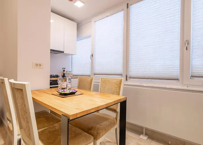 Modern Steps From Afi Mall Perfect For Couples By Mm Host Braşov